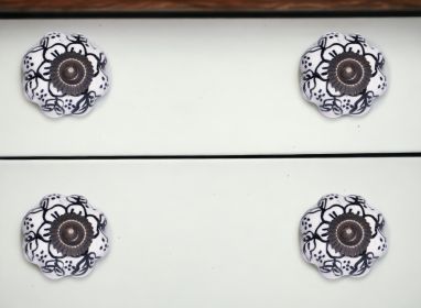 1.5" X 1.5" X 1.5" White Black And Gold  Knobs 12 Pack